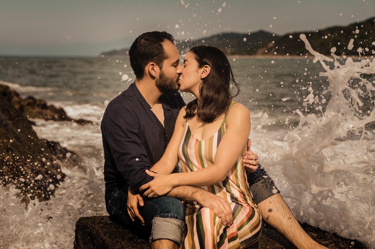 Dating Tips In A Modern World 1 Couple By The Beach On A Date