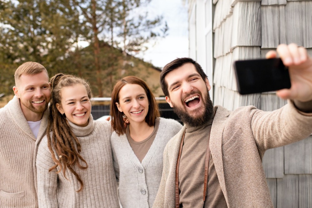 A Guide To Building Meaningful Connections With People 1 People Smiling For A Photo